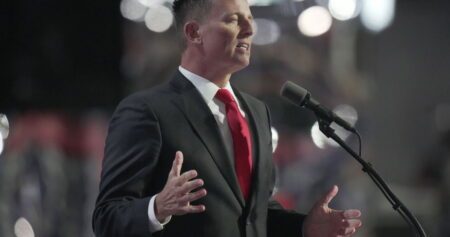 Un flot d'annulations au Kennedy Center ruine la période des fêtes de Ric Grenell