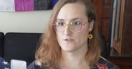 Un militaire trans mange ou boit à peine pour éviter les toilettes de travail. Elle poursuit l'administrateur Trump.