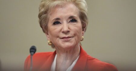 Un responsable anti-LGBTQ+ de Trump poursuivi pour avoir prétendument laissé des « ring boys » mineurs être abusés sexuellement