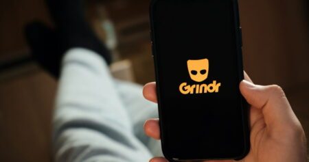 Une foule d’adolescents attaque et humilie les utilisateurs gays de Grindr dans des vidéos virales choquantes
