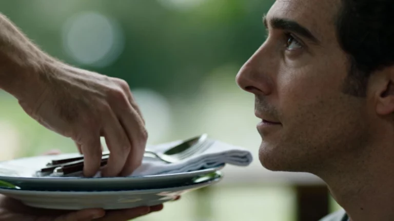 Pourquoi aider un serveur en débarrassant la table révèle bien plus que de la politesse, selon la psychologie