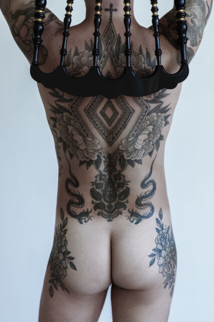 Photos d'hommes assis, s'étalant et s'exhibant par Sébastien d'Etat D'Homme