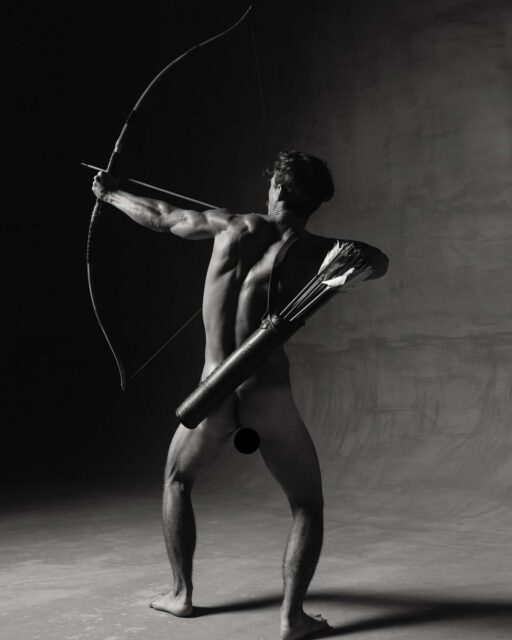 Le photographe Dmytro Komissarenko réinvente la forme masculine à travers des portraits surréalistes mêlant fantaisie, intimité et introspection.