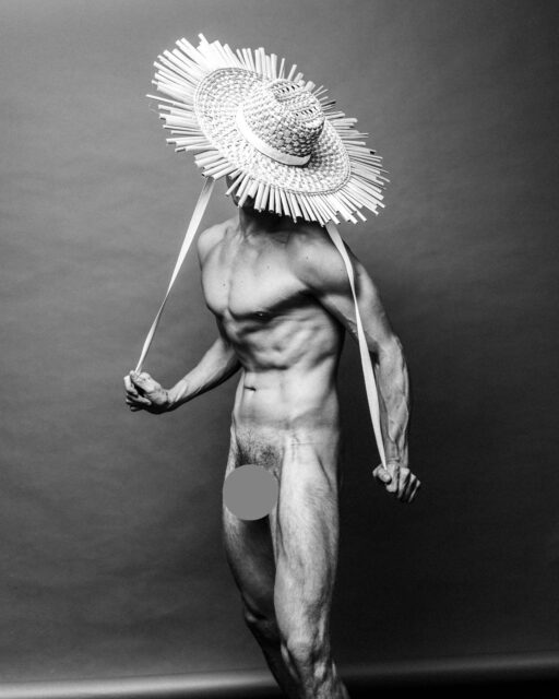 Le photographe Dmytro Komissarenko réinvente la forme masculine à travers des portraits surréalistes mêlant fantaisie, intimité et introspection.