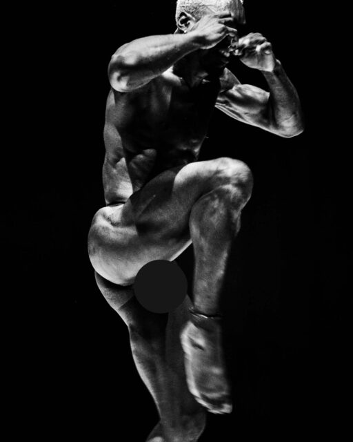 Le photographe Dmytro Komissarenko réinvente la forme masculine à travers des portraits surréalistes mêlant fantaisie, intimité et introspection.