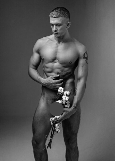 Le photographe Dmytro Komissarenko réinvente la forme masculine à travers des portraits surréalistes mêlant fantaisie, intimité et introspection.