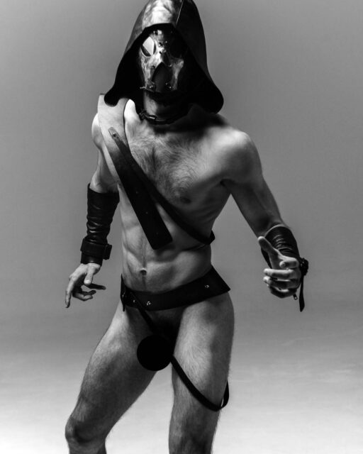 Le photographe Dmytro Komissarenko réinvente la forme masculine à travers des portraits surréalistes mêlant fantaisie, intimité et introspection.