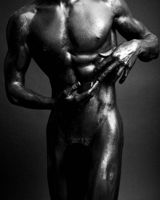 Le photographe Dmytro Komissarenko réinvente la forme masculine à travers des portraits surréalistes mêlant fantaisie, intimité et introspection.