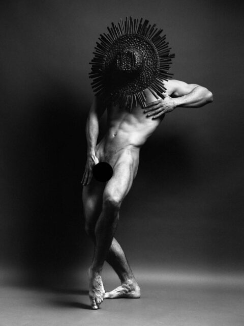 Le photographe Dmytro Komissarenko réinvente la forme masculine à travers des portraits surréalistes mêlant fantaisie, intimité et introspection.