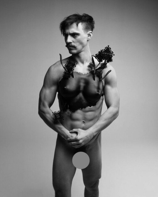 Le photographe Dmytro Komissarenko réinvente la forme masculine à travers des portraits surréalistes mêlant fantaisie, intimité et introspection.