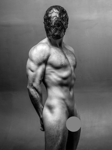 Le photographe Dmytro Komissarenko réinvente la forme masculine à travers des portraits surréalistes mêlant fantaisie, intimité et introspection.