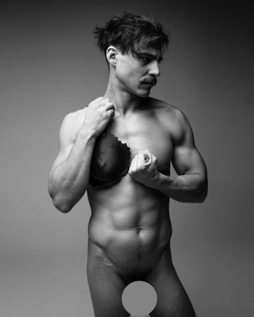 Le photographe Dmytro Komissarenko réinvente la forme masculine à travers des portraits surréalistes mêlant fantaisie, intimité et introspection.