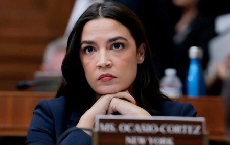 L'AOC condamne l'ICE en tant qu'« organisation paramilitaire anti-civile » après le décès de Renee Nicole Good