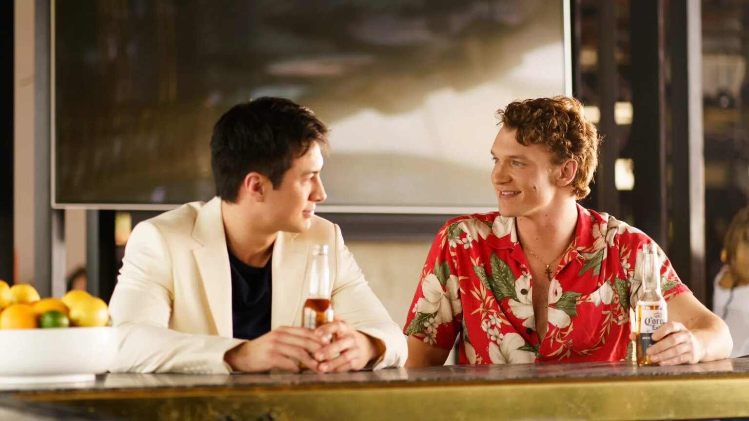 Le costumier de Heated Rivalry explique les costumes « codés queer » Hudson Williams and Connor Storrie in Heated Rivalry