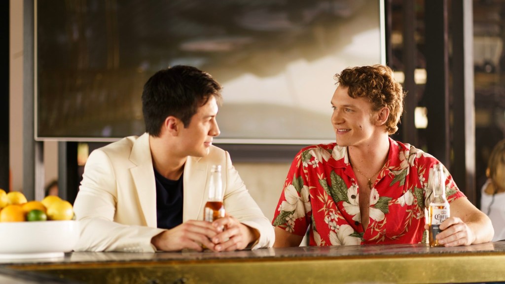 Hudson Williams et Connor Storrie dans une rivalité houleuse