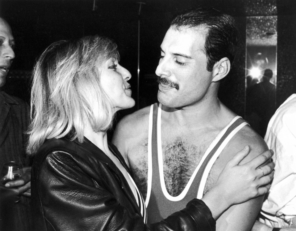 Image en noir et blanc des amis Mary Austin et Freddie Mercury.