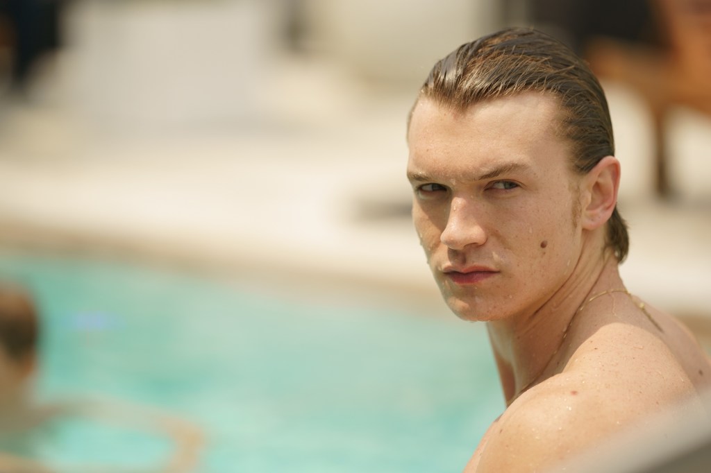 Connor Storrie dans le rôle d'Ilya Rozanov