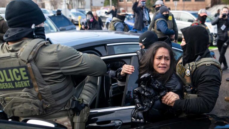 Trump élimine les protections contre le viol pour les personnes trans dans les établissements ICE et les prisons ICE agents detain a woman after pulling her from a car on 13 January, 2026 in Minneapolis, Minnesota.