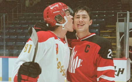 Heated Rivalry met en vedette Hudson Williams et Connor Storrie pour porter la flamme olympique