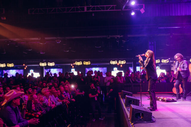 LeAnn Rimes parle de son alliance LGBTQ+, de sa famille choisie et de son interprétation de « Can't Fight the Moonlight » au Sin City Classic 2026.