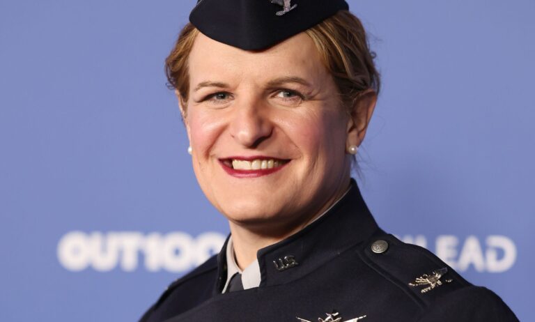 Le colonel de la Trans Space Force forcé de partir par Trump inondé de dons après le lancement de la campagne du Congrès Le colonel de la Trans Space Force forcé de partir par Trump inondé de dons après le lancement de la campagne du Congrès