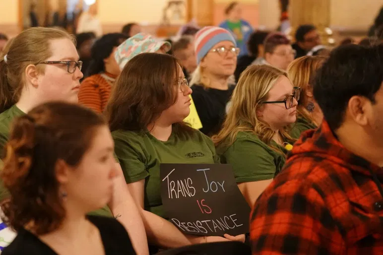 Les défenseurs LGBTQ+ écoutent les discours lors de l'événement de la Journée de l'égalité au Kansas Statehouse le 20 janvier 2026.