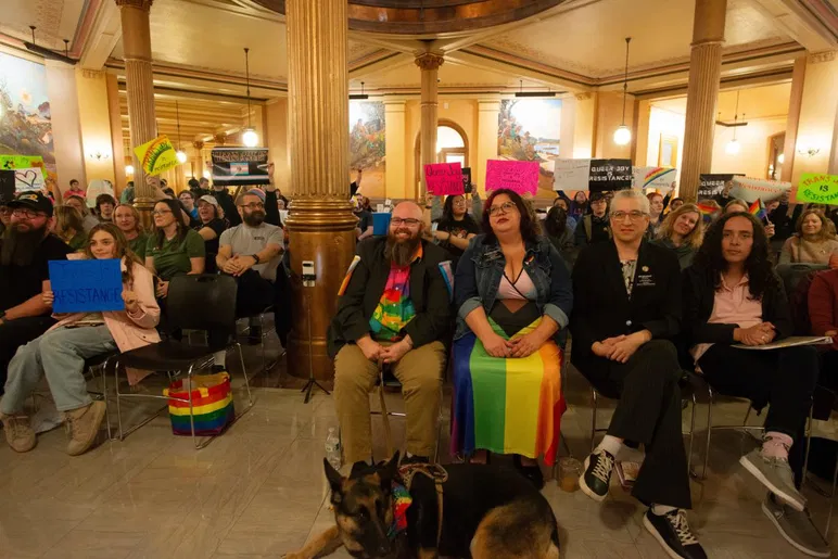 Des défenseurs LGBTQ+ brandissent des pancartes lors de l'événement de la Journée de l'égalité au Kansas Statehouse le 20 janvier 2026.