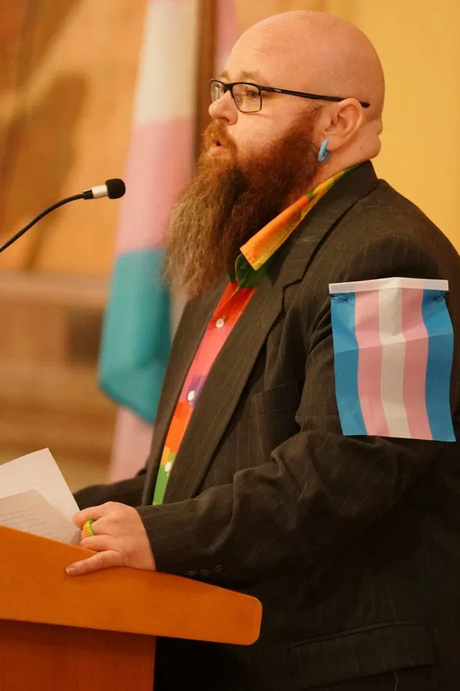 Matthew Neumann, fondateur et directeur exécutif de la Fondation LGBTQ du Kansas, prend la parole lors de l'événement de la Journée de l'égalité au Kansas Statehouse le 20 janvier 2026.