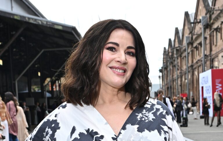 Sept des insinuations les plus campagnardes de Nigella Lawson alors qu'elle est confirmée comme nouvelle animatrice de Bake Off Nigella Lawson wearing a white and black floral dress, smiling at the camera