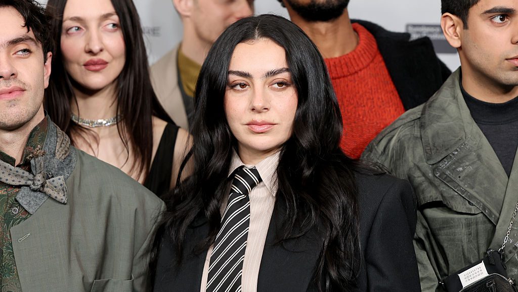 Le film de Charli XCX, The Moment, reçoit des critiques mitigées, avec des critiques pas convaincues Charli XCX at The Moment