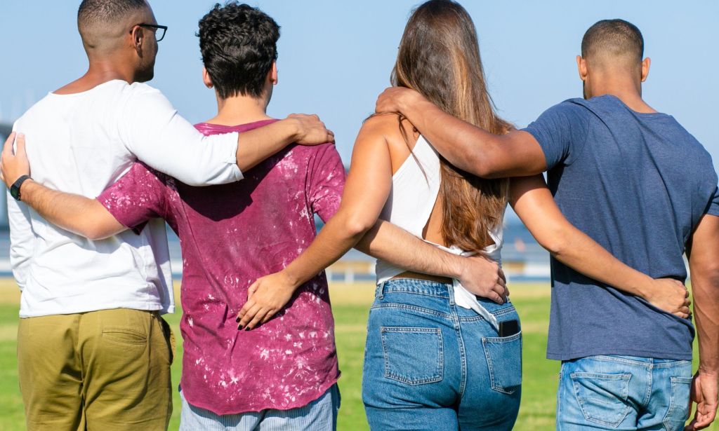 Un polycule représenté en train de se promener.