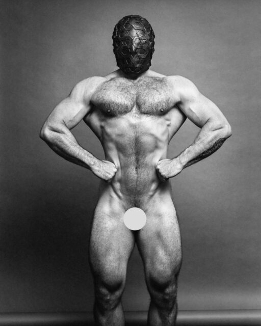 Le photographe Dmytro Komissarenko réinvente la forme masculine à travers des portraits surréalistes mêlant fantaisie, intimité et introspection.