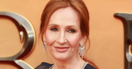 Des militants craie des messages devant la pièce de théâtre d'Harry Potter pour rappeler aux fans qu'ils alimentent la transphobie