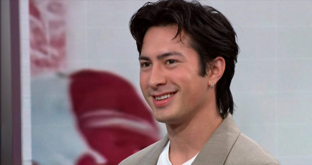 Hudson Williams à propos du tournage des scènes de sexe de Heated Rivalry : « Je ne voulais mettre personne mal à l'aise » Logo