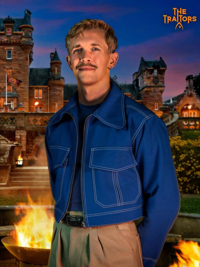 Stephen devant le château des Traîtres dans une veste bleue