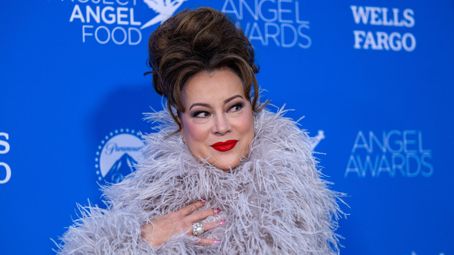 Jennifer Tilly sait exactement quel rôle a fait d'elle une icône queer : « J'en suis très fière » (Exclusif) Logo