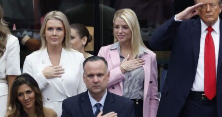 Karoline Leavitt perd la tête et réprimande le journaliste pour avoir posé des questions sur le tournage de Renee Good