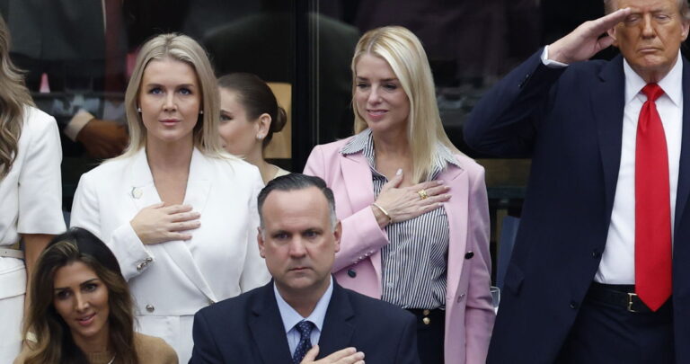 Karoline Leavitt perd la tête et réprimande le journaliste pour avoir posé des questions sur le tournage de Renee Good Karoline Leavitt perd la tête et réprimande le journaliste pour avoir posé des questions sur le tournage de Renee Good