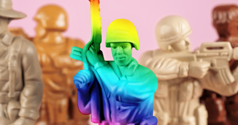 L'« homonationalisme » est-il vraiment en hausse, et que signifie ce terme ? Un homme de l'armée jouet arc-en-ciel à côté d'un ensemble d'hommes de l'armée beige.