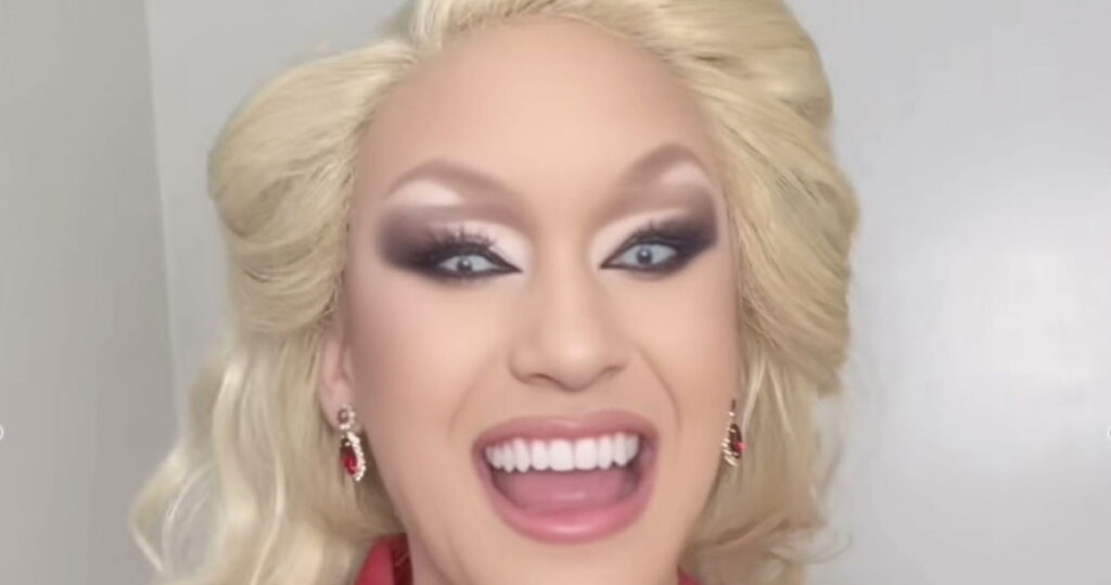 L'imitation d'Erika Kirk d'une drag queen récolte des milliers de dollars pour une œuvre caritative L'imitation d'Erika Kirk d'une drag queen récolte des milliers de dollars pour une œuvre caritative