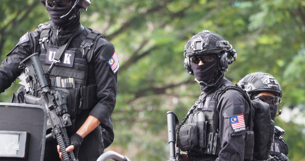 La police arrête 12 hommes lors d'une fête gay après avoir découvert des préservatifs et des médicaments contre le VIH La police arrête 12 hommes lors d'une fête gay après avoir découvert des préservatifs et des médicaments contre le VIH