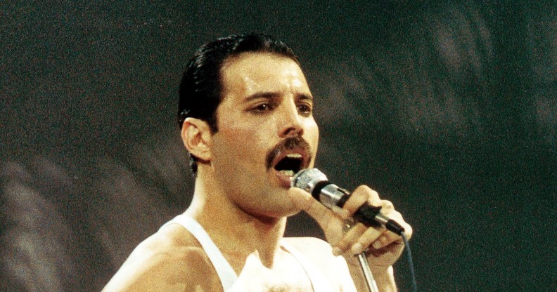 La prétendue fille « secrète » de Freddie Mercury décède à l'âge de 48 mois après avoir partagé son identité Freddie Mercury en live sur scène. Il chante dans le micro vêtu d'un gilet blanc.