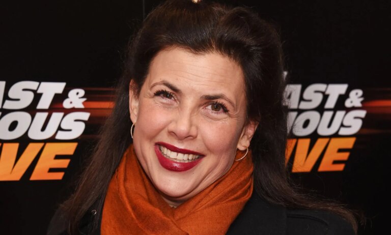 La star de la télévision Kirstie Allsopp déclare que les moqueries envers les personnes trans « doivent cesser » Kirstie Allsopp at a red carpet event.