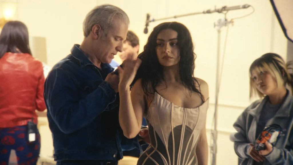 Charli XCX dans L'Instant