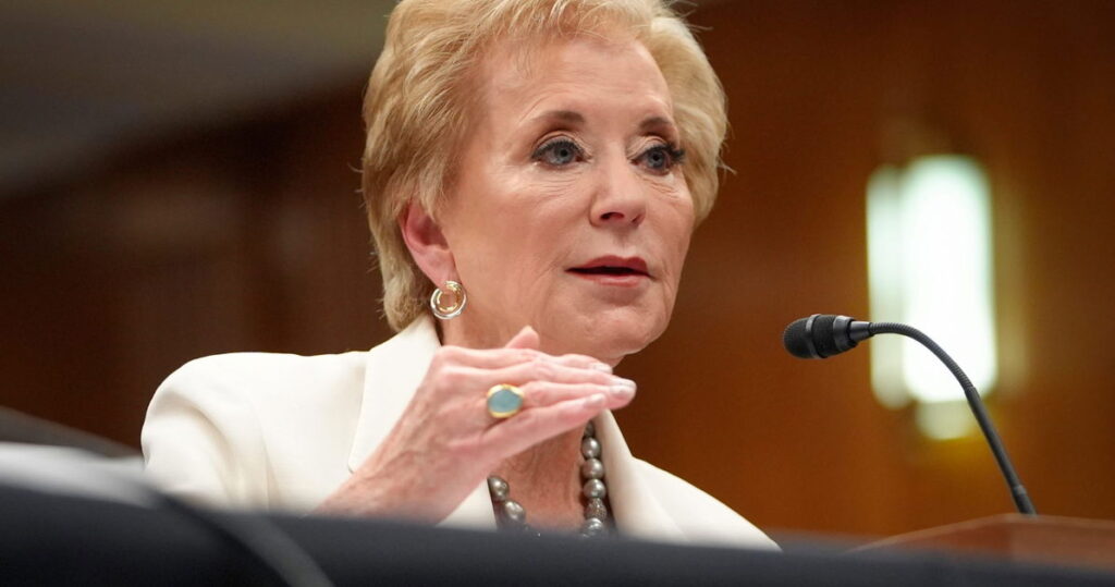 Le ministère de l’Éducation déclare que la Californie doit autoriser les écoles à expulser de force les élèves trans Le ministère de l’Éducation déclare que la Californie doit autoriser les écoles à expulser de force les élèves trans