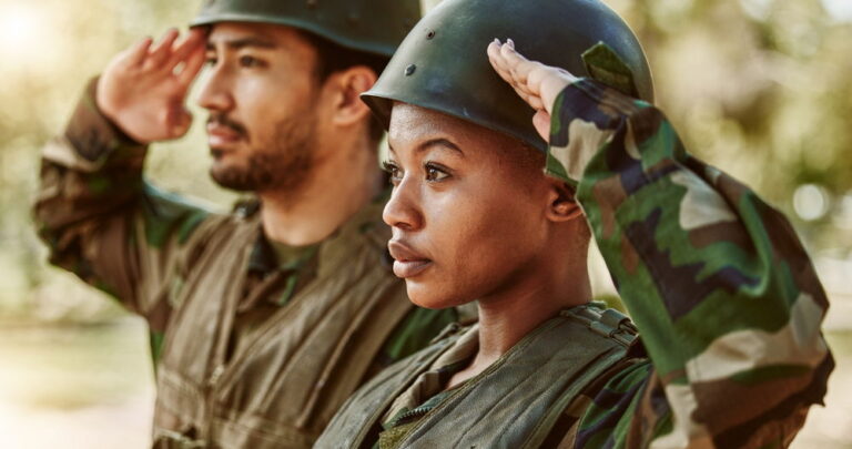 Les démocrates réintroduisent un projet de loi pour étudier et s'excuser pour les politiques militaires anti-LGBTQ+ Les démocrates réintroduisent un projet de loi pour étudier et s'excuser pour les politiques militaires anti-LGBTQ+