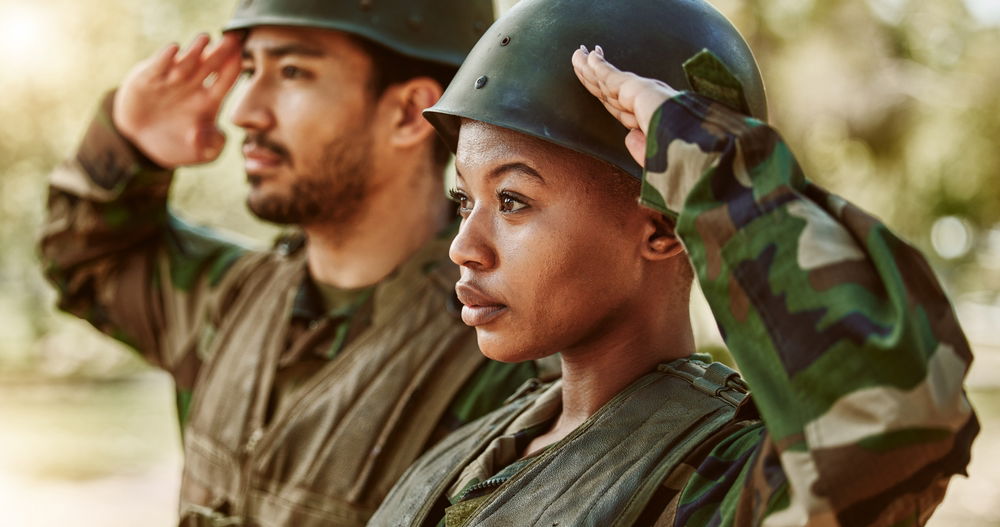 Les démocrates réintroduisent un projet de loi pour étudier et s'excuser pour les politiques militaires anti-LGBTQ+ Les démocrates réintroduisent un projet de loi pour étudier et s'excuser pour les politiques militaires anti-LGBTQ+