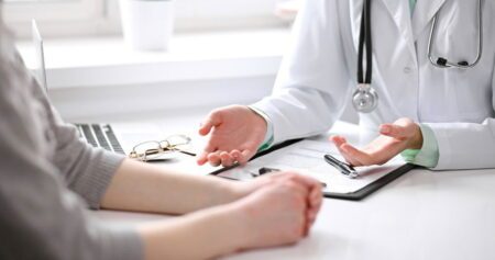 Les hommes trans courent un risque accru d’acné après avoir commencé à prendre de la testostérone, selon une étude