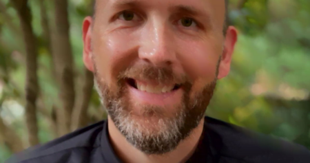 Les responsables de MAGA invitent le pasteur à prier lors d'une réunion du conseil municipal, puis découvrent qu'il est pro-LGBTQ+