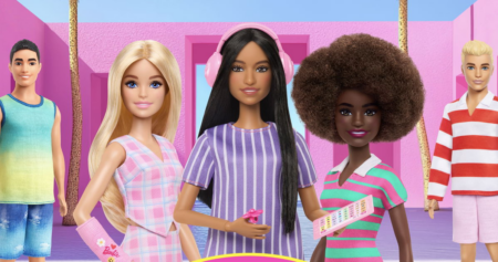 Les transphobes paniquent à cause de la nouvelle poupée Barbie autiste parce qu'elle a une application pour l'aider avec les « pronoms »